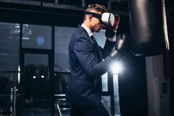 Seitenansicht Des Geschäftsmannes Anzug Und Virtual Reality Headset Boxen Fitnessstudio — kostenloses Stockfoto