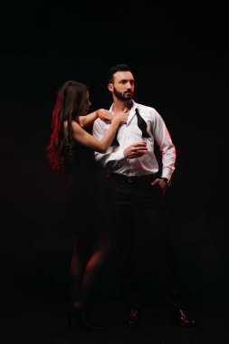 bardak viski siyah izole tutkulu kadın soyunma yakışıklı adamla 