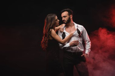 şehvetli kız viski cam adam kırmızı dumanlı odada sarılma 