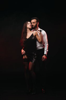 tutkulu çift izole üzerinde siyah sarılma