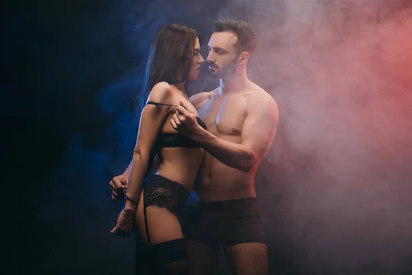 Couple Amoureux Passionné Avec Menottes Dans Chambre Fumée — Photo