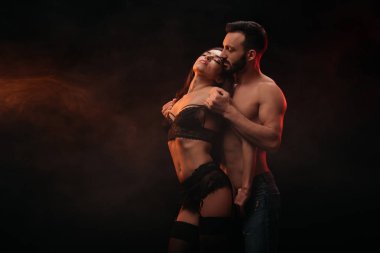 erotik çift siyah duman ile izole sarılma