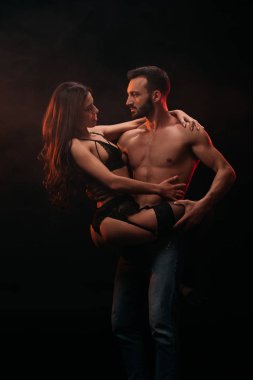 erotik çift izole üzerinde siyah sarılma