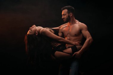 çekici tutkulu çift izole üzerinde siyah sarılma