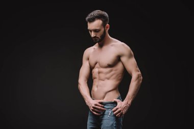 Seksi sakallı adam izole üzerinde siyah poz