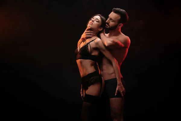 Sensual Apaixonado Casal Abraço Isolado Preto — Fotografia de Stock