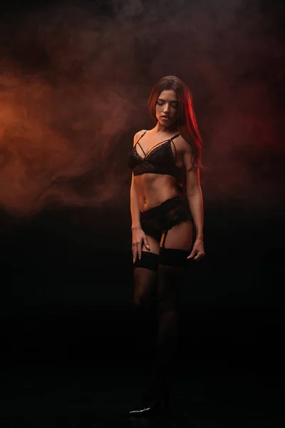 Aantrekkelijke Seksuele Jonge Vrouw Lace Lingerie Poseren Donkere Rokerige Kamer — Stockfoto