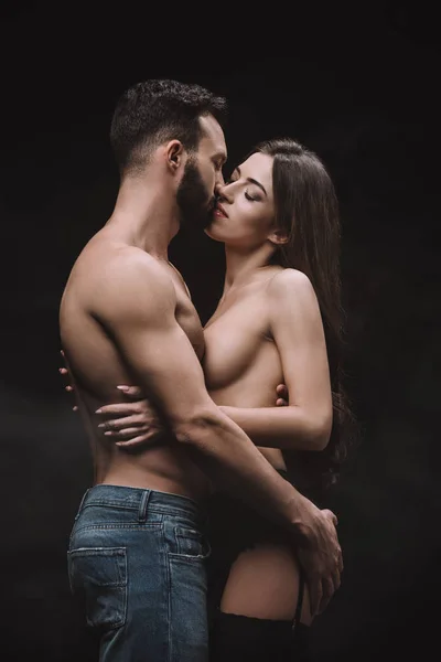情熱的な彼氏ハグとキスを黒に分離された裸のガール フレンド — ストック写真