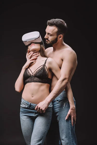 Casal Apaixonado Fone Ouvido Realidade Virtual Isolado Preto — Fotografia de Stock