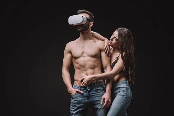 Verführerisches Mädchen Umarmt Mann Virtual Reality Headset Isoliert Auf Schwarz — Stockfoto