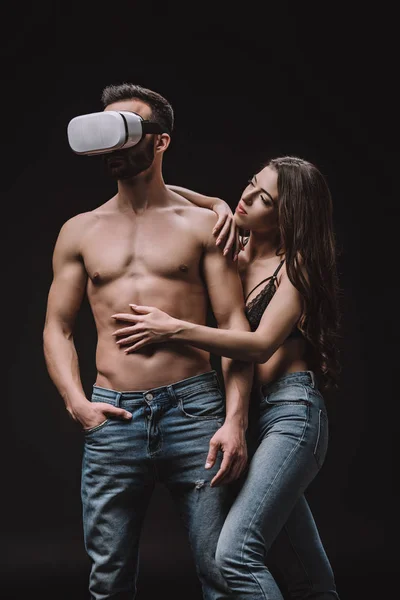 Сексуальна Пара Гарнітурі Віртуальної Реальності Ізольована Чорному — стокове фото