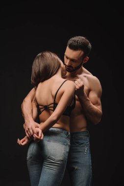 güzel şehvetli çift izole üzerinde siyah sarılma