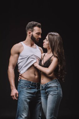 güzel kadın siyah izole singlet soyunma erkekte