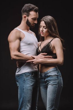 yakışıklı adam kucaklama kız izole siyahta dantel sütyen