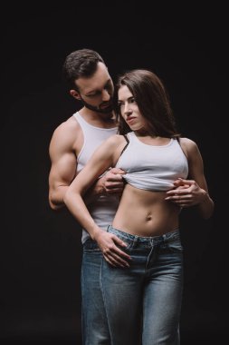 yakışıklı erkek beyaz singlet siyah izole kucaklama kız