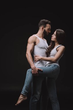 yakışıklı adam kucaklama kadın beyaz singlet ve kot pantolon siyah izole