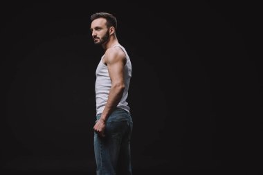 yakışıklı adam beyaz singlet ve kot pantolon siyah izole poz