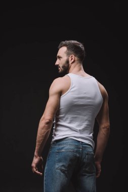 arkadan görünüşü seksi adam beyaz singlet siyah izole poz