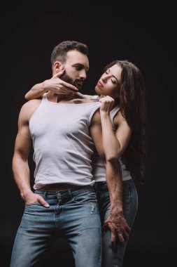 sarılma ve beyaz singlet siyah izole erkekte soyunma kadın