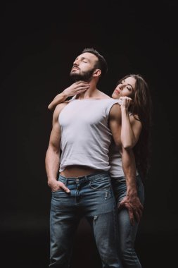 sarılma ve beyaz singlet siyah izole erkekte soyunma çekici kadın