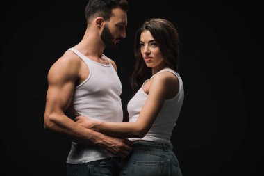 Erkek arkadaş kucaklama kız arkadaş beyaz singlet siyah izole içinde