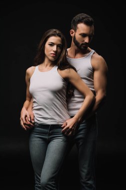 güzel iki beyaz gömlek siyah izole içinde