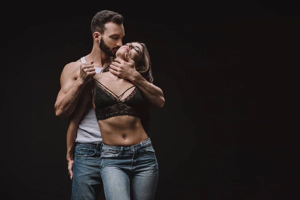 Sedutor Homem Abraçando Menina Sutiã Renda Isolado Preto — Fotografia de Stock