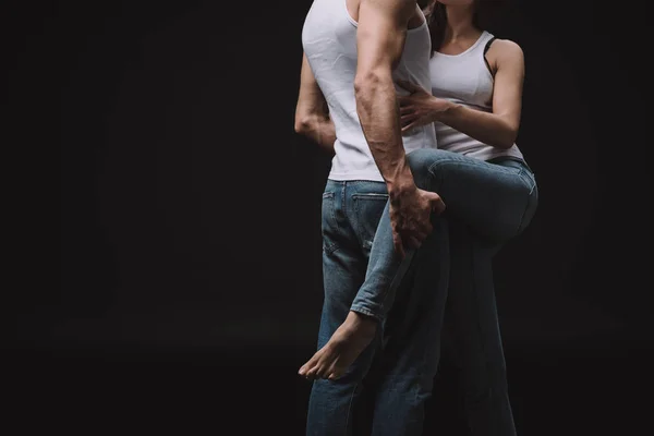 Vista Cortada Casal Abraçando Singlets Brancos Jeans Isolados Preto — Fotografia de Stock