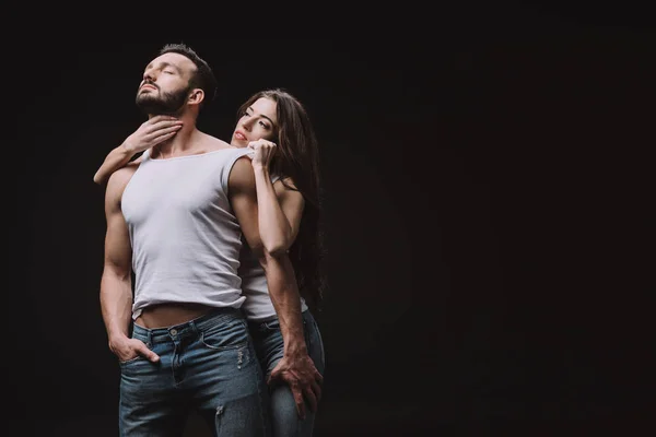 Sexy Vrouw Knuffelen Uitkleden Van Man Witte Singlet Geïsoleerd Zwart — Stockfoto