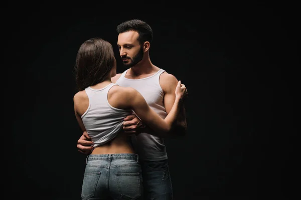 Pasangan Bergairah Dalam Singlet Putih Dan Jeans Terisolasi Pada Hitam — Stok Foto