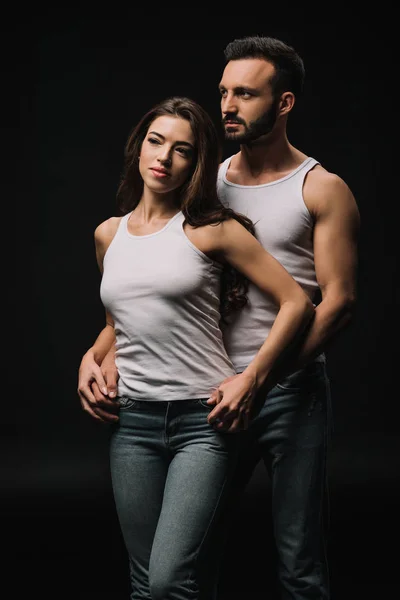 Knappe Man Knuffelen Aantrekkelijke Vrouw Witte Singlet Geïsoleerd Zwart — Stockfoto