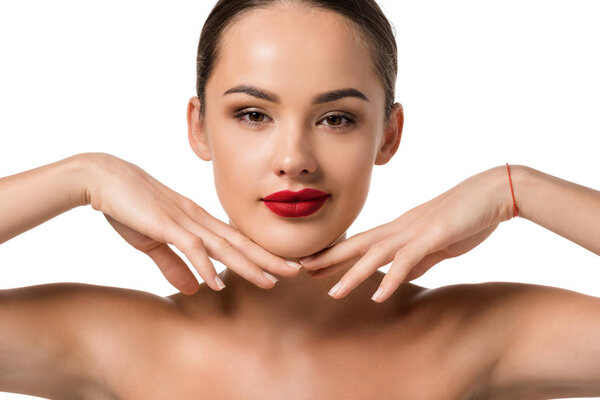 привлекательная девушка с руками под подбородком глядя на камеру, изолированную на белом
