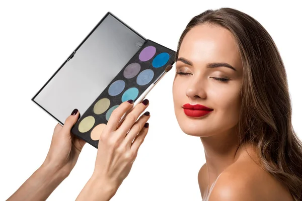 여자와 Eyeshadows 팔레트를 들고와 닫힌된 여자를 만들기의 자른된 — 스톡 사진