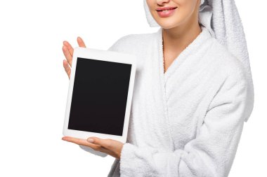 Kırpılan bornoz gösteren dijital tablet üzerinde beyaz izole kız görünümünü