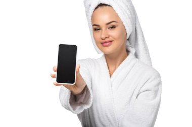 bornoz ile smartphone gösterilen ve üzerinde beyaz izole kamera bakarak kafa havluya çekici kız