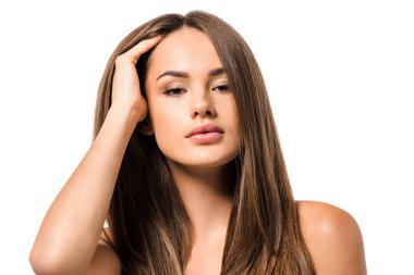 uzun kahverengi saçlı dokunmaktan ve üzerinde beyaz izole kamera bakarak çekici kadın