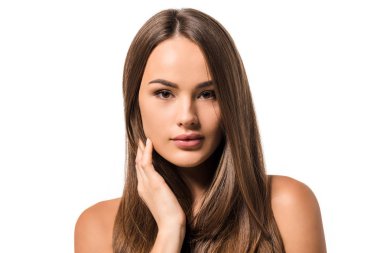 uzun kahverengi saçlı dokunmaktan ve üzerinde beyaz izole kamera bakıyor güzel kadın