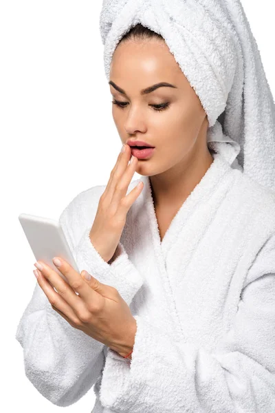 Überrascht Mädchen Bademantel Schaut Auf Smartphone Bildschirm Isoliert Auf Weiß — Stockfoto