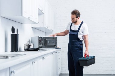 Mutfak mikrodalga fırında denetimi toolbox ile yetişkin ev erkeği