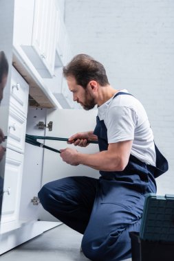 Tamirci genel sabitleme lavabo mutfakta kerpeten çifti ile çalışan odaklı 