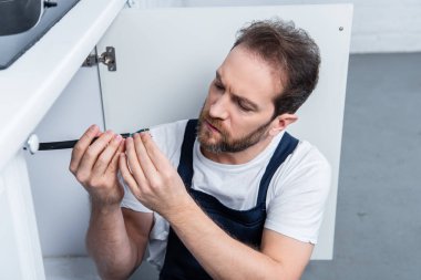 ciddi yetişkin ev erkeği çalışma teller fırın mutfak fixing genel