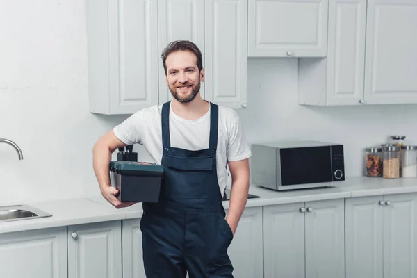 Sorrindo Barbudo Reparador Trabalho Geral Segurando Caixa Ferramentas Cozinha Casa — Fotografia de Stock