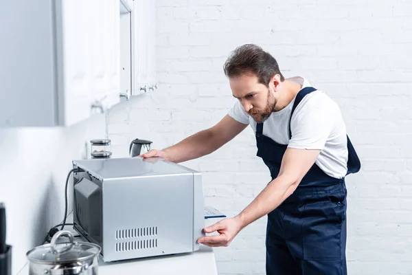 Homem Manual Adulto Focado Reparando Forno Microondas Cozinha — Fotografia de Stock