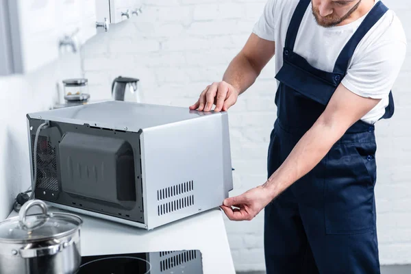 Visão Parcial Adulto Faz Tudo Reparar Forno Microondas Cozinha — Fotografia de Stock