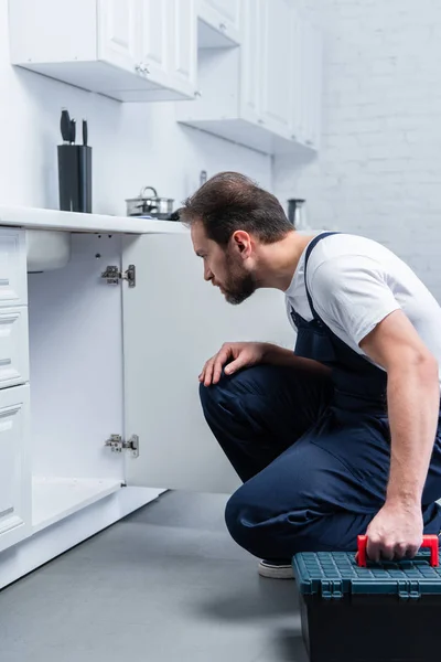 Reparador Barbudo Enfocado Con Caja Herramientas Fregadero Verificación Cocina — Foto de Stock