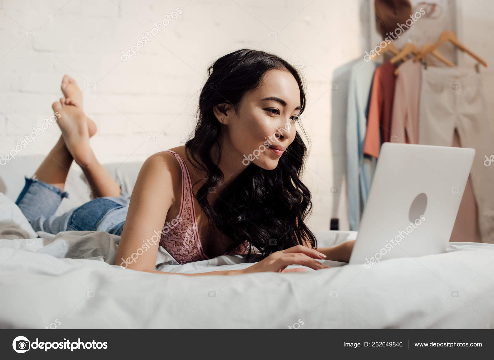 Aantrekkelijke Aziatische Vrouw Liggend Bed Het Gebruik Van Laptop ⬇ Stockfoto Rechtenvrije
