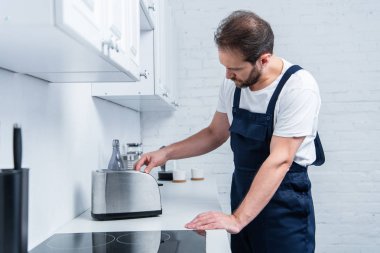 Usta mutfakta ekmek kızartma makinesi tamir genel çalışma
