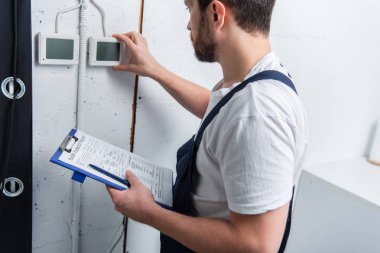 Yetişkin sakallı elektrikçi elektrik pano kontrol panosu ile