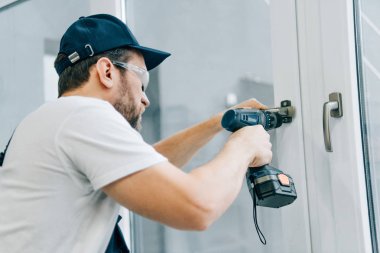 Gözlük pencere tanıtıcısı elektrikli matkap tarafından tamir tamirci 