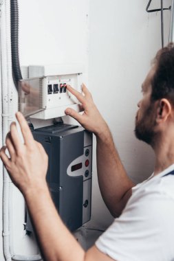 seçici odak gelen erkek sakallı adamdır elektrik kutusu denetimi 